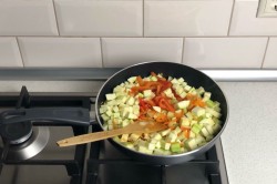 Кабачки с овощами на сковороде - шаг 7