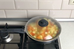 Кабачки с овощами на сковороде - шаг 9