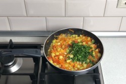 Кабачки с овощами на сковороде - шаг 10