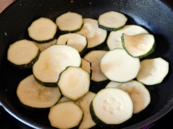 Кабачки с помидорами и чесноком в духовке