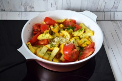 название картинки Кабачки с помидорами на сковороде