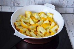 название картинки Кабачки с помидорами на сковороде