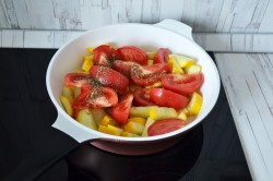 название картинки Кабачки с помидорами на сковороде