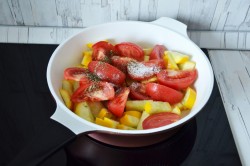 название картинки Кабачки с помидорами на сковороде