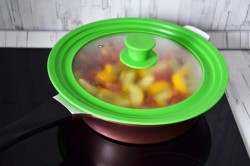 название картинки Кабачки с помидорами на сковороде