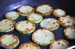 Кабачки жареные с сыром и чесноком - шаг 4 Кабачки жареные с сыром и чесноком - шаг 4