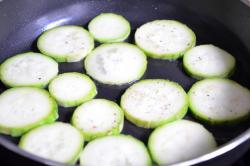 Кабачки жареные с сыром и чесноком - шаг 3 Кабачки жареные с сыром и чесноком - шаг 3