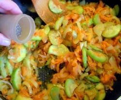 название картинки Тушеные кабачки с помидорами, морковью