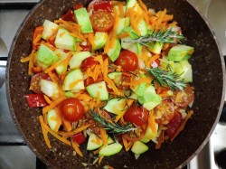Кабачки тушеные с овощами на сковороде