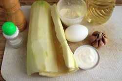 Кабачки в кляре на сковороде с чесноком - шаг 1 Кабачки в кляре на сковороде с чесноком - шаг 1