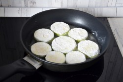 Кабачки в муке на сковороде