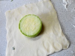 Кабачки в слоеном тесте запеченные - шаг 2 Кабачки в слоеном тесте запеченные - шаг 2