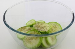 Кабачки запечённые с сыром в мультиварке - шаг 4