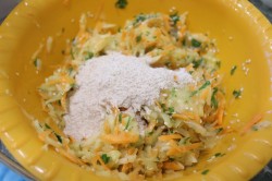 название картинки Кабачковые оладьи с цельнозерновой мукой с кунжутом