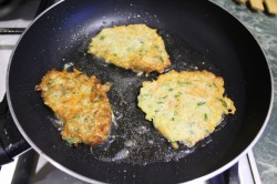 название картинки Кабачковые оладьи с цельнозерновой мукой с кунжутом