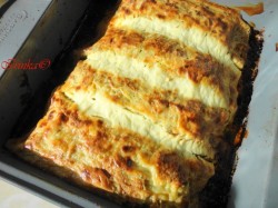 Рулетики из кабачков с куриным филе и овощами в духовке