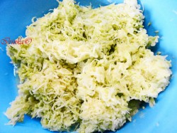 Рулетики из кабачков с куриным филе и овощами в духовке