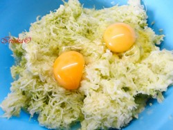 Рулетики из кабачков с куриным филе и овощами в духовке