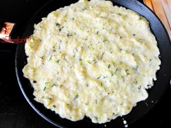 Рулетики из кабачков с куриным филе и овощами в духовке