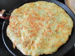 Рулетики из кабачков с куриным филе и овощами в духовке