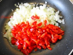 Рулетики из кабачков с куриным филе и овощами в духовке