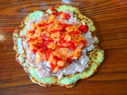 Рулетики из кабачков с куриным филе и овощами в духовке