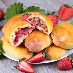 Вкусные дрожжевые пирожки со свежей клубникой в духовке