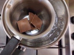 название картинки Как растопить шоколад для торта в домашних условиях - 2 способа