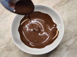 название картинки Как растопить шоколад для торта в домашних условиях - 2 способа