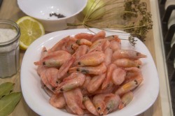 Как варить замороженные креветки - шаг 1 Как варить замороженные креветки - шаг 1