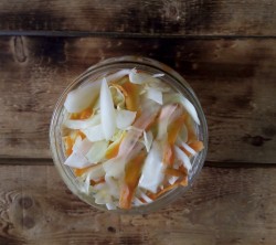 Как засолить капусту на зиму в банку