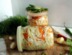 Как засолить капусту на зиму в банку