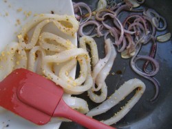 название картинки Кальмары на сковороде жареные с луком