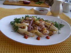 название картинки Кальмары на сковороде жареные с луком