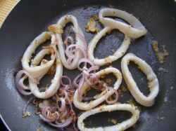 название картинки Кальмары на сковороде жареные с луком