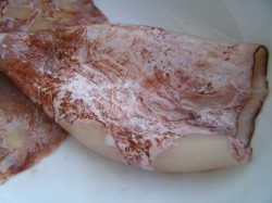 название картинки Кальмары на сковороде жареные с луком