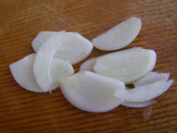 название картинки Кальмары на сковороде жареные с луком