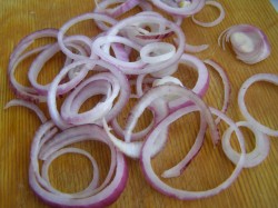 название картинки Кальмары на сковороде жареные с луком