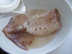 название картинки Кальмары на сковороде жареные с луком