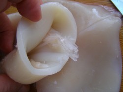 название картинки Кальмары на сковороде жареные с луком