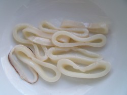 название картинки Кальмары на сковороде жареные с луком