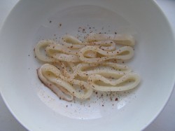 название картинки Кальмары на сковороде жареные с луком