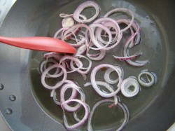 название картинки Кальмары на сковороде жареные с луком