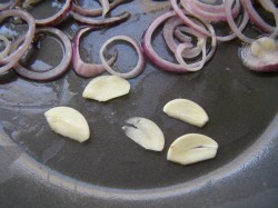 название картинки Кальмары на сковороде жареные с луком