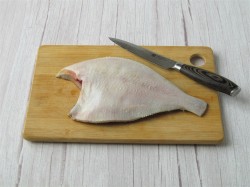 Камбала на сковороде