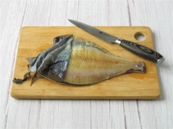 Камбала на сковороде