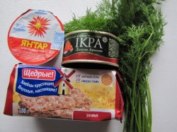 Простые канапе с сыром огурцом и икрой из хлебцев