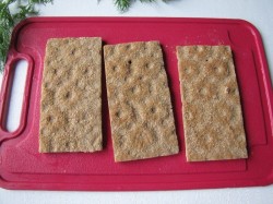 Простые канапе с сыром огурцом и икрой из хлебцев