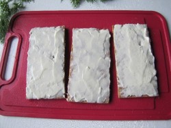 Простые канапе с сыром огурцом и икрой из хлебцев