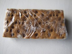 Простые канапе с сыром огурцом и икрой из хлебцев